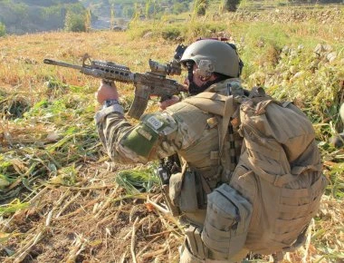 Άνδρας των SAS αποκεφάλισε με φτυάρι ισλαμιστή της ISIS σε 6ωρη φονική μάχη!
